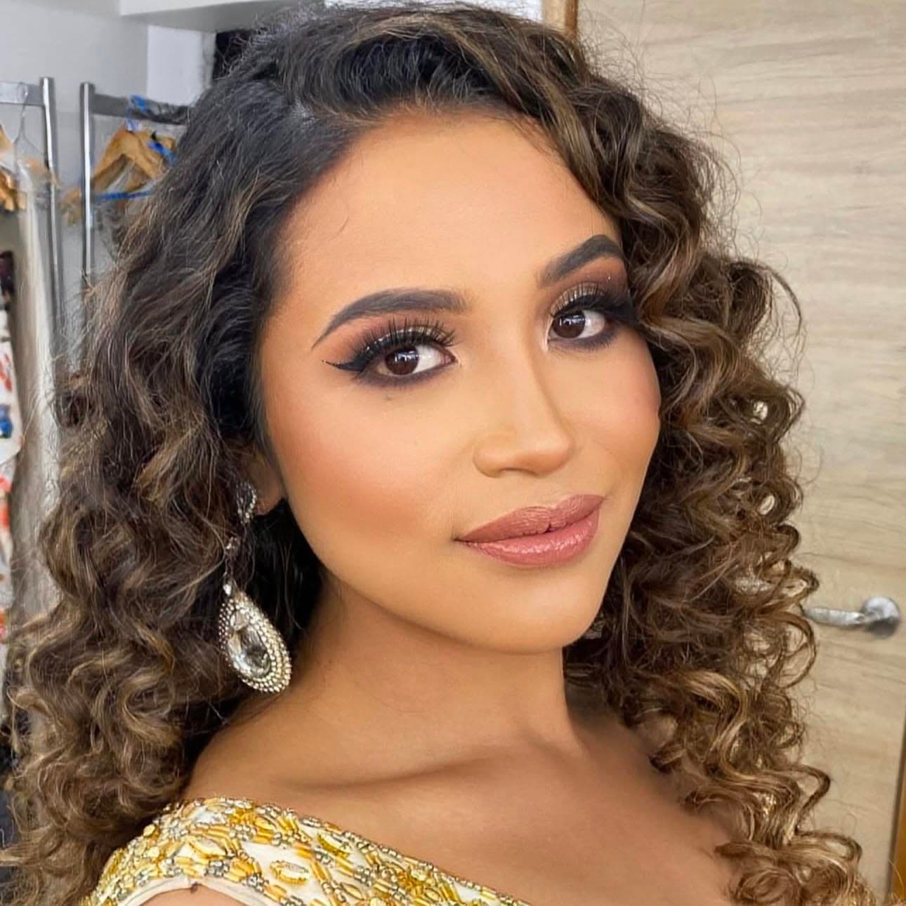 Helen en una celebración, con el cabello rizado suelto