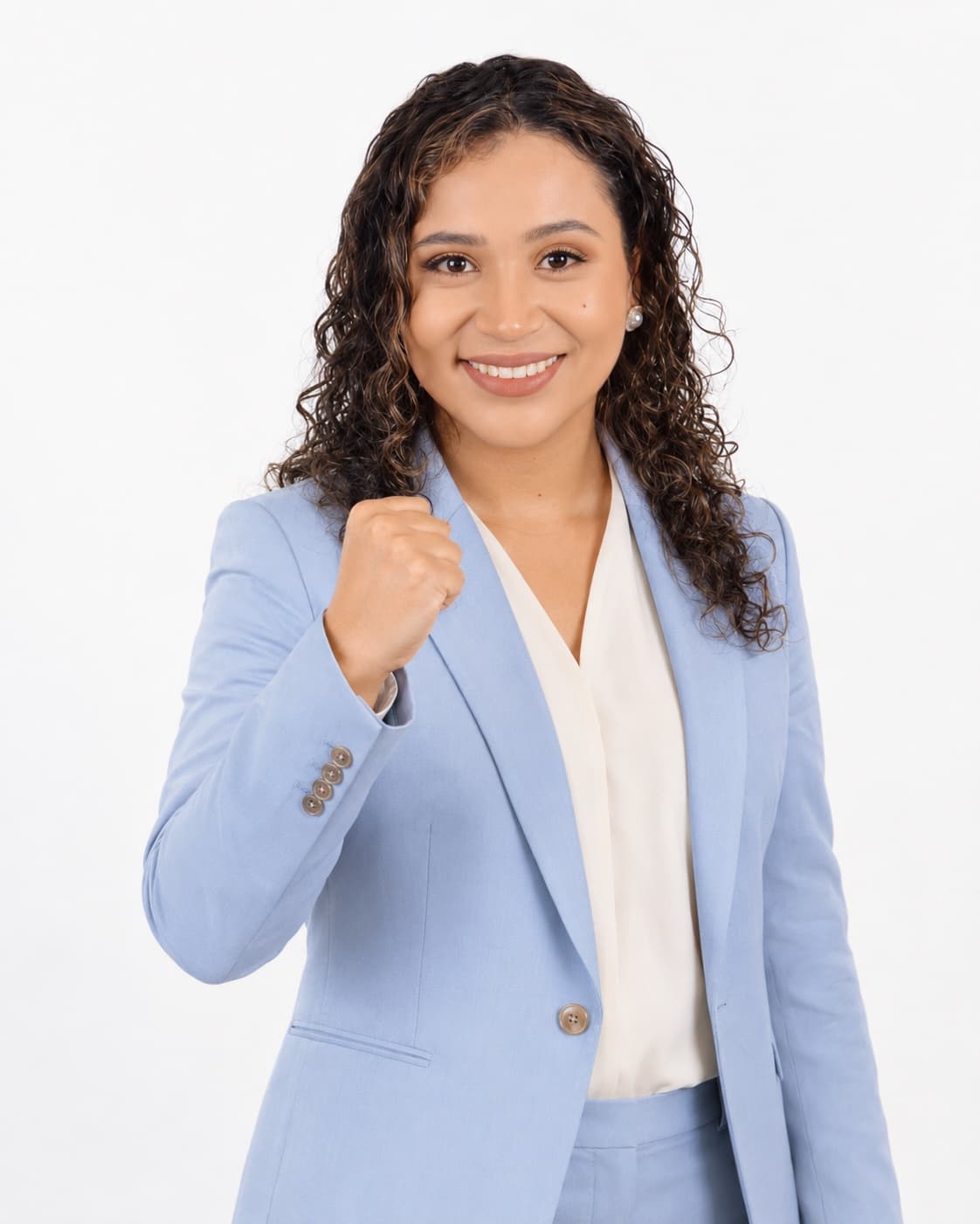 Helen Velástegui Mejía sonríe con traje azul celeste, en gesto de entusiasmo